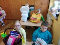Dzieci w klasie prezentują swoje nowe pojemniki na książki