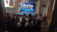 Dzieci oglądają ekologiczny teatrzyk