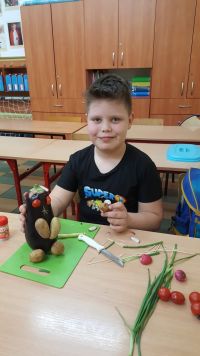 Chłopiec wykonał stworka z warzyw i owoców