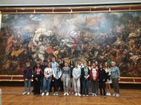 Grupa uczniów na tle obrazu "Bitwa pod Grunwaldem"