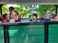 Dzieci siedzą w zielonym wagonie
