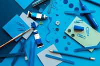 Rozsypane przybory szkolne w kolorze niebieskim